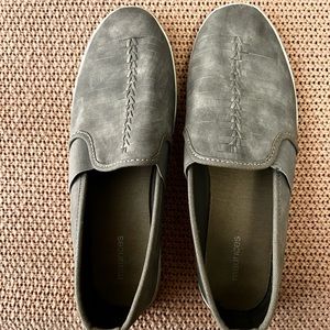 Maurice’s Grey Slide on Flat